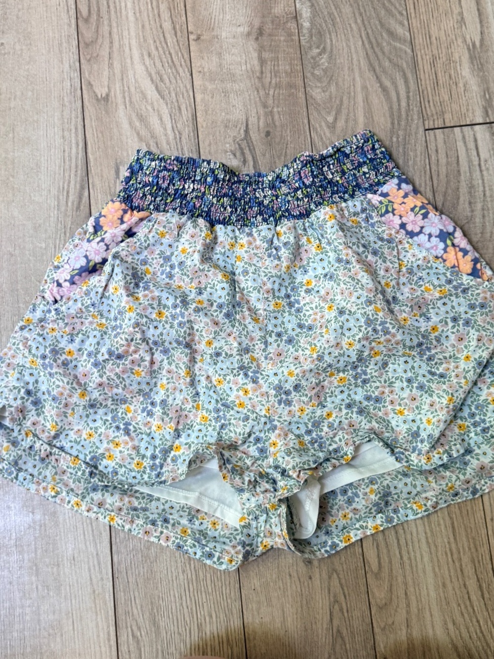 AEO Resort shorts Blue flowers with smocked waist size Small